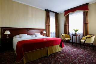 Отель Turówka Hotel & Spa Величка Улучшенный двухместный номер с 1 кроватью и балконом-1